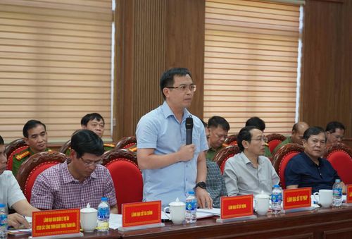Đại diện các sở, ngành trực tiếp trao đổi, làm rõ những khó khăn, vướng mắc của 8 xã.