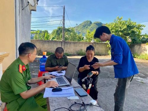 Tiếp tục phát huy vai trò tiên phong của tuổi trẻ trong công cuộc chuyển đổi số, những ngày qua, Đoàn Thanh niên xã Cẩm Thủy phối hợp cùng Công an xã tích cực triển khai Chiến dịch “Mùa hè số cùng VNeID” năm 2026.