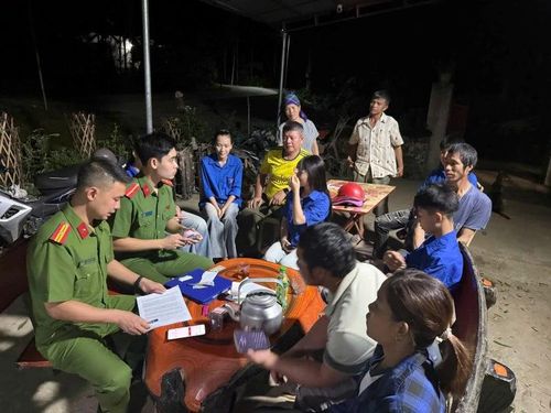 Lực lượng đoàn viên thanh niên và Công an xã Bát Mọt đến từng hộ dân để tuyên truyền, hướng dẫn Nhân dân cài đặt, kích hoạt, sử dụng VNeID; hỗ trợ tích hợp giấy tờ cá nhân trên nền tảng số...