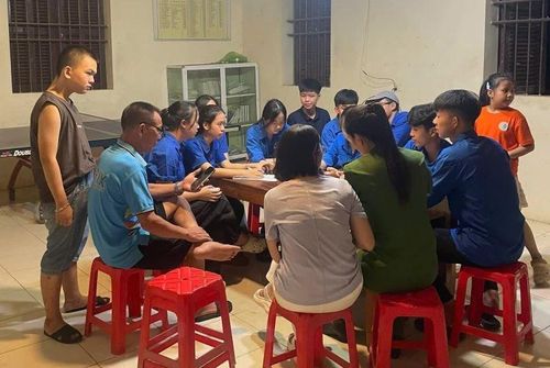 Vào buổi tối lực lượng thanh niên tình nguyện xã Thọ Xuân còn phối hợp với lực lượng công an trên địa bàn “đi từng ngõ, gõ từng nhà” để hỗ trợ người dân tiếp cận công nghệ số.