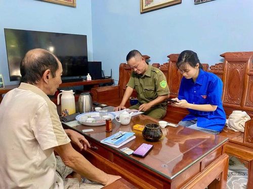 Giữa cái nắng oi ả, màu áo xanh thanh niên vẫn miệt mài đến từng hộ hỗ trợ người dân cài đặt, kích hoạt và sử dụng hiệu quả ứng dụng VNeID, tiếp cận các dịch vụ công trực tuyến và các chính sách an sinh xã hội.