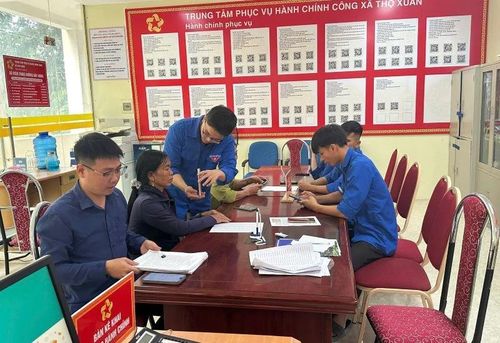 Triển khai “Chiến dịch Mùa hè số cùng VNeID”, Đoàn Thanh niên xã Thọ Xuân huy động lực lượng ra quân hướng dẫn người dân tiếp cận công nghệ số tại Trung tâm Phục vụ hành chính công xã.
