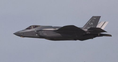 Một chiếc máy bay phản lực F-35 trình diễn tại Triển lãm Hàng không Dubai ở Dubai, Các Tiểu vương quốc Ả Rập Thống nhất, ngày 17/11/2025. Ảnh: Reuters
