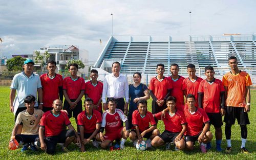 Phó Giám đốc Sở Văn hóa và Thể thao tỉnh An Giang Nguyễn Văn Mao thăm, động viên đội bóng đá.