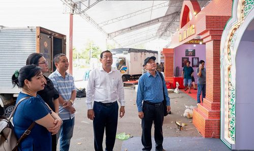 Phó Giám đốc Sở Văn hóa và Thể thao tỉnh An Giang Nguyễn Văn Mao và Phó Giám đốc Sở Du lịch tỉnh An Giang Nguyễn Trung Thành kiểm tra công tác chuẩn bị không gian trưng bày, giới thiệu, quảng bá văn hóa truyền thống dân tộc Chăm của tỉnh An Giang tại ngày hội.