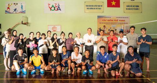 Phó Giám đốc Sở Văn hóa và Thể thao tỉnh An Giang Nguyễn Văn Mao thăm, động viên đội kéo co.