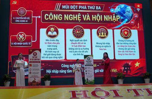 Thí sinh Nguyễn Thị Phương Thảo, Đảng bộ phường Điện Bàn Đông trình bày nội dung dự thi. Ảnh: N.ĐOAN