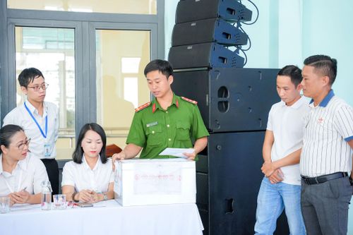 Đại diện Công an phường Hòa Khánh, người tham gia đấu giá cùng kiểm tra thùng niêm phong hồ sơ tại buổi xét duyệt. Ảnh: T.CÔNG
