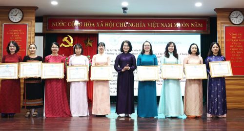 Chủ tịch Hội Liên hiệp Phụ nữ thành phố Hoàng Thị Thu Hương (thứ 5 từ phải sang) trao bằng khen của Trung ương Hội Liên hiệp Phụ nữ Việt Nam cho các cá nhân có thành tích tiêu biểu. Ảnh: NGỌC HÀ