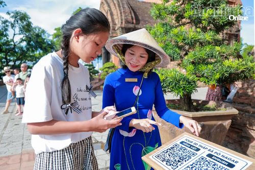 Một học sinh quét mã QR nền tảng số về di sản văn hóa Chăm tại tỉnh Khánh Hòa.