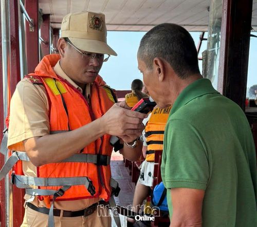 Cán bộ Đội Cảnh sát đường thủy số 1 kiểm tra nồng độ cồn đối với lái tàu.