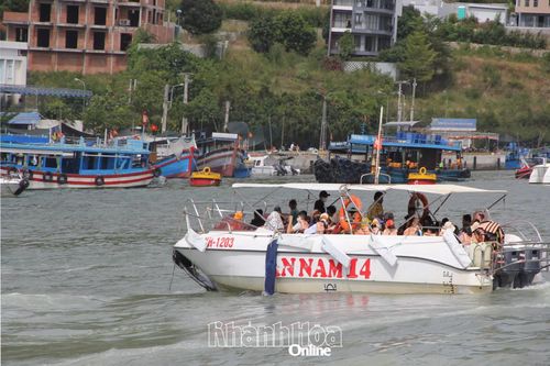 Tàu chở khách tại Bến tàu du lịch Nha Trang.
