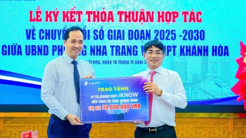 Lãnh đạo phường Nha Trang và VNPT Khánh Hòa tại lễ ký kết thỏa thuận hợp tác về chuyển đổi số giai đoạn 2025 - 2030.