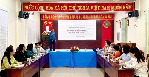 Chi bộ Ban Xây dựng Đảng phường Nha Trang tổ chức sinh hoạt chuyên đề Đảng viên tiên phong học tập kỹ năng số.