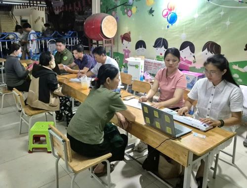 Tổ công tác lưu động của UBND phường chi trả quà tặng của Chính phủ cho người dân nhân dịp kỷ niệm 80 năm Cách mạng Tháng Tám và Quốc khánh 2-9 trên hệ thống VNeID.
