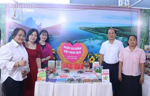 Một góc trưng bày các loại sách về gia đình của tỉnh Cà Mau.