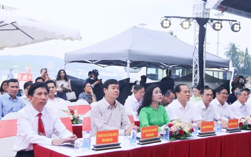Các đại biểu tham dự lễ khai mạc.
