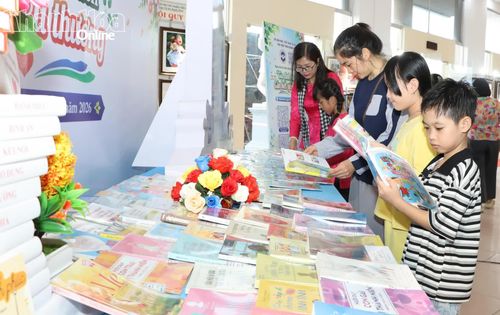 Các em nhỏ và người dân tìm hiểu, đọc sách tại ngày hội.