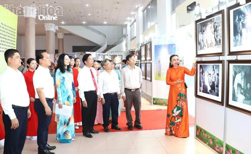 Các đại biểu tham quan triển lãm ảnh.