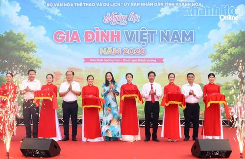 Các đại biểu cắt băng khai mạc ngày hội.