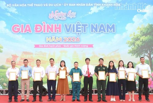 Lãnh đạo Sở Văn hóa, Thể thao và Du lịch tỉnh Khánh Hòa trao thưởng cho các tập thể và cá nhân xuất sắc trong Cuộc thi trực tuyến tìm hiểu kiến thức pháp luật về gia đình.