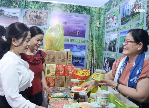 Người dân, du khách tham quan, tìm hiểu sản phẩm tại các gian hàng.