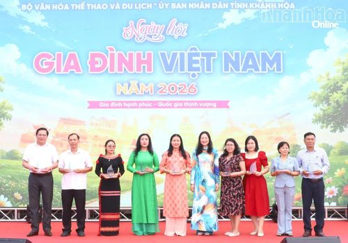 Trao biểu trưng lưu niệm cho các đơn vị tham gia ngày hội.
