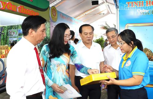 Các đại biểu tham quan, tìm hiểu về yến sào Khánh Hòa.