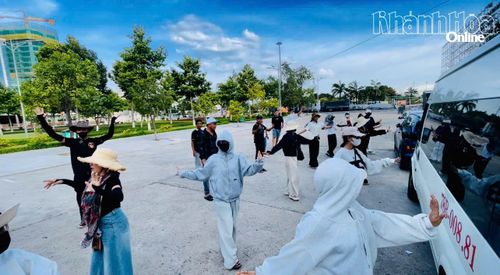 Đoàn Lâm Đồng tận dụng một góc công viên quanh khu vực sân khấu để luyện tập cho chương trình tham gia.
