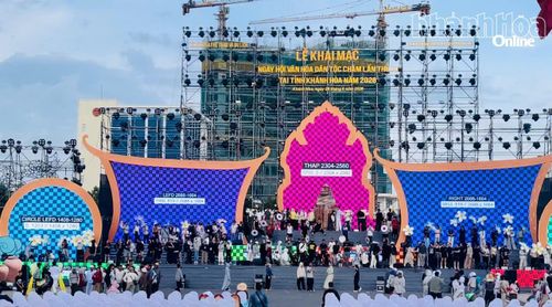 Tất cả thành viên của các tỉnh cùng hợp luyện trong một tiết mục khai mạc.