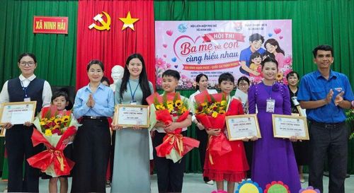 Ban tổ chức trao giải cho các đội thi xuất sắc.