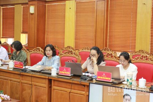 Đại biểu tỉnh Lạng Sơn nghiên cứu tài liệu về thực trạng xâm hại và tai nạn thương tích ở trẻ em