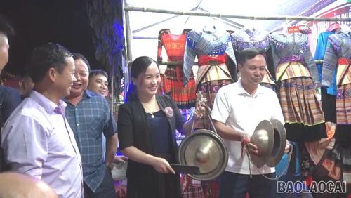 Hoạt động giao lưu văn nghệ, góp phần gắn kết du khách với người dân bản địa qua những làn điệu dân ca, điệu múa truyền thống.