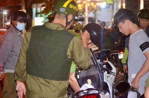 Công an phường La Gi dừng phương tiện kiểm tra thanh niên có dấu hiệu nghi vấn