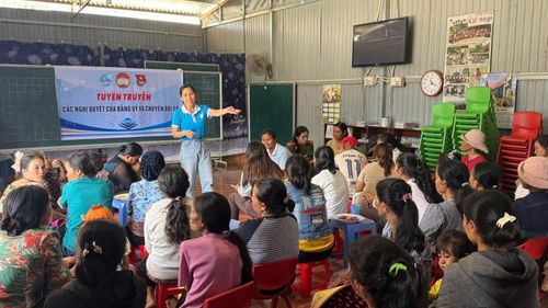 Ủy ban MTTQ Việt Nam xã Đam Rông 4 tuyên truyền về chuyển đổi số cho bà con đồng bào dân tộc thiểu số