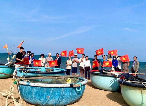 Trao tặng cờ Tổ quốc cho ngư dân nhằm động viên bà con vươn khơi, bám biển.