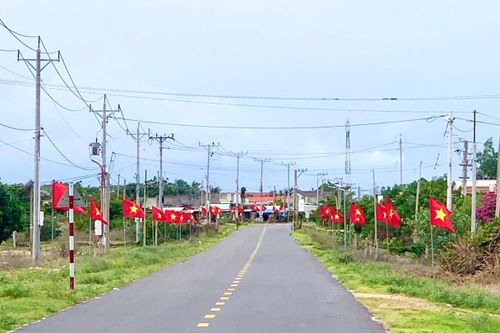 Những lá cờ Tổ quốc tại thôn Hồng Thắng góp phần làm đẹp cảnh quan nông thôn, lan tỏa tinh thần đoàn kết và lòng yêu nước trong Nhân dân