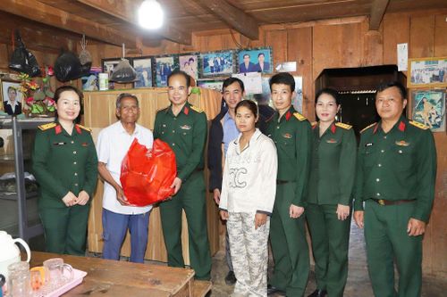 Thăm, tặng quà gia đình có hoàn cảnh khó khăn