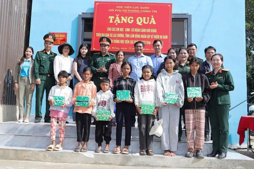 Thiếu tướng Nguyễn Thanh Phong, Ủy viên Ban Thường vụ Đảng ủy, Phó Chính ủy Học viện Lục quân và đoàn công tác trao nhà cho gia đình bà Kon Sơ K’Toang và trao quà cho các em học sinh khó khăn