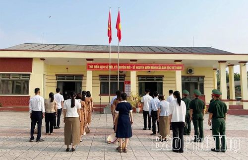Tại Đảng bộ xã Thượng Long, lễ chào cờ đầu tháng là hoạt động thường niên có ý nghĩa thiết thực trong việc giáo dục truyền thống yêu nước, học tập và làm theo tư tưởng, đạo đức, phong cách Hồ Chí Minh.