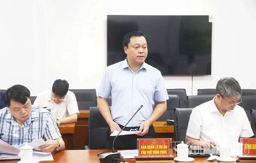 Lãnh đạo Ban Quản lý dự án khu vực Vĩnh Phúc báo cáo kết quả giải ngân vốn đầu tư công.