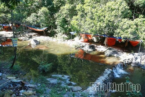 Những chiếc lều nhỏ bên dòng suối mang đến trải nghiệm, hòa mình với thiên nhiên cho du khách.
