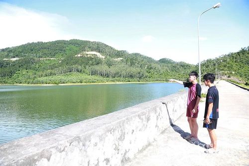 Thanh niên địa phương giới thiệu vẻ đẹp và tiềm năng của hồ Bản Long.