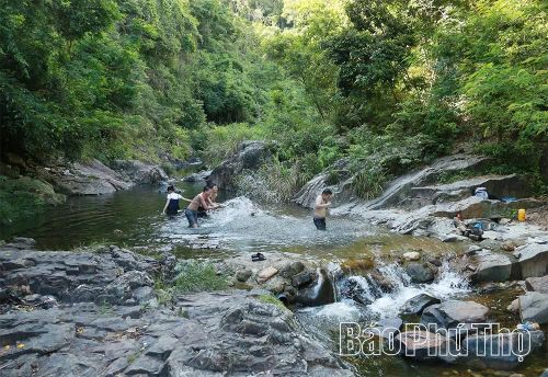 Du khách nô đùa, thích thú tắm mát dưới dòng nước trong lành tại thác Thậm Thình vào những ngày hè.
