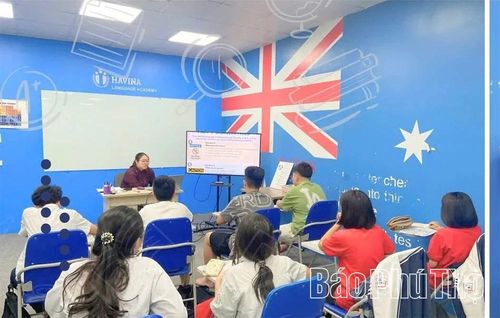 Giáo viên Trung tâm Tiếng Anh Havina Vĩnh Phúc hướng dẫn học viên thực hành kỹ năng thuyết trình và làm việc nhóm bằng tiếng Anh.