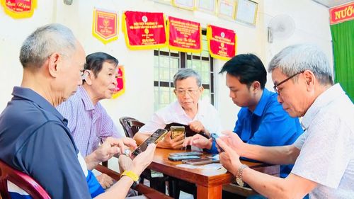 Hướng dẫn đảng viên cao tuổi sử dụng Sổ tay đảng viên điện tử - Ảnh: M.N