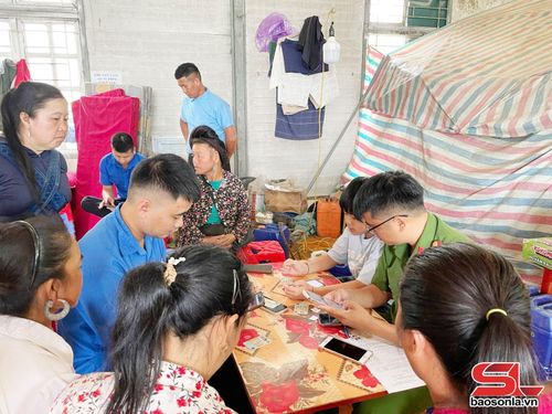 Tổ chuyển đổi số cộng đồng xã Mường Bang hướng dẫn người dân bản Chè Mè cài đặt và sử dụng ứng dụng VNeID. Ảnh: Đoàn xã Mường Bang