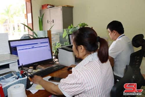 Công chức Trung tâm Phục vụ hành chính công xã Mường Bang ứng dụng công nghệ thông tin trong giải quyết TTHC cho nhân dân.
