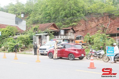 Tổ Cảnh sát giao thông tuần tra, kiểm soát giao thông trên địa bàn.