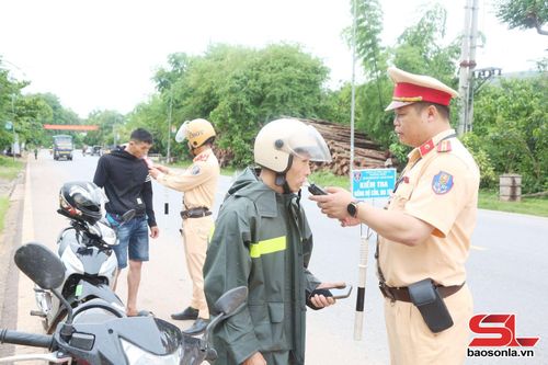 Đội Cảnh sát giao thông số 2 kiểm tra nồng độ cồn người tham gia điều khiển phương tiện giao thông trên địa bàn xã.